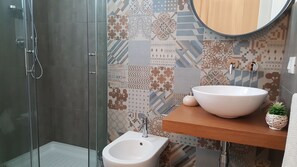 Een haardroger, een bidet, handdoeken, zeep