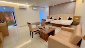 Habitación familiar | Sábanas de algodón egipcio, ropa de cama de alta calidad y escritorio 