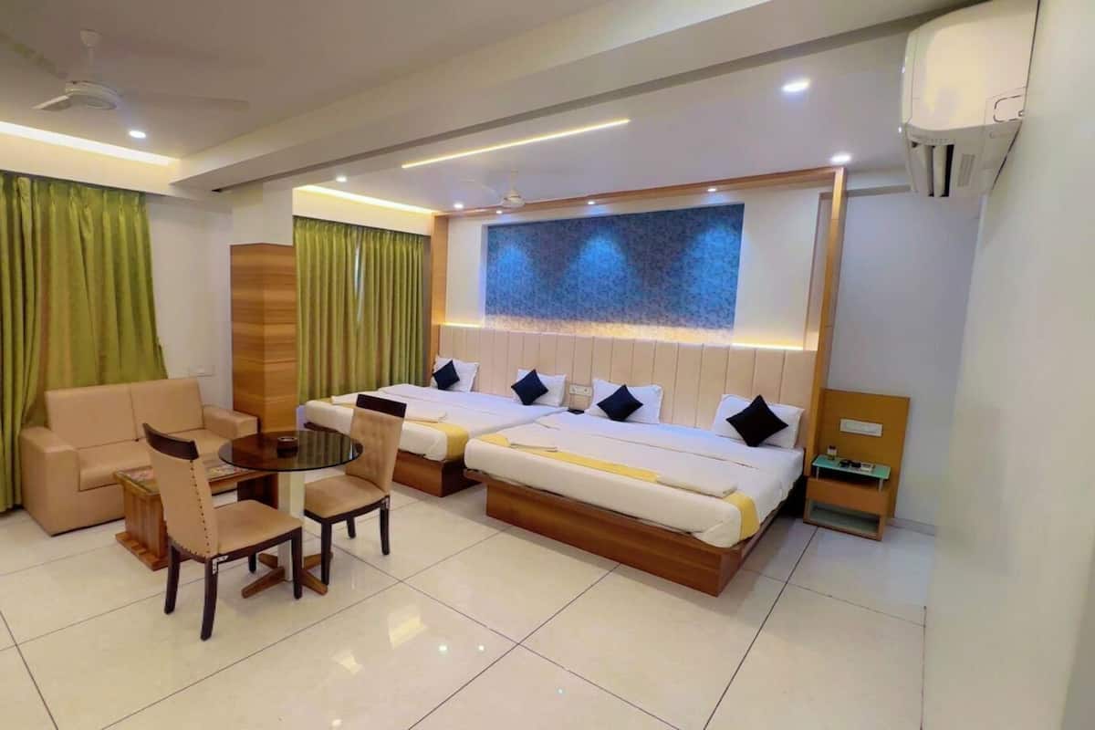 Habitación familiar | Sábanas de algodón egipcio, ropa de cama de alta calidad y escritorio