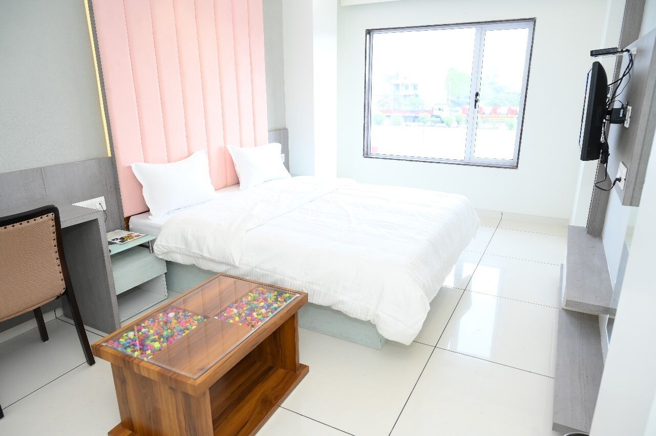 Deluxe Room, City View | Egyptian cotton sheets, premium bedding, desk, laptop workspace