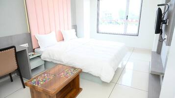 Deluxe Room, City View | Egyptian cotton sheets, premium bedding, desk, laptop workspace