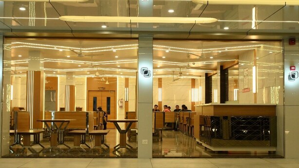 A modern interior with a seating area and a counter. - HOTEL PARQOTEL (Vapi)