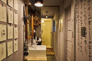 Haartrockner, Bidet, Handtücher, Seife