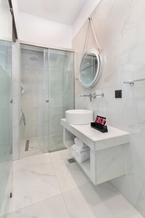 Habitación | Baño | Regadera, toallas, jabón, shampoo 