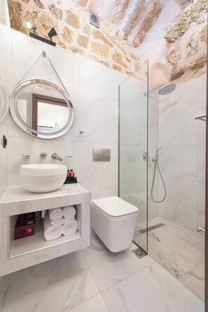 Phòng | Phòng tắm | Buồng tắm vòi sen, khăn tắm, xà phòng, dầu gội