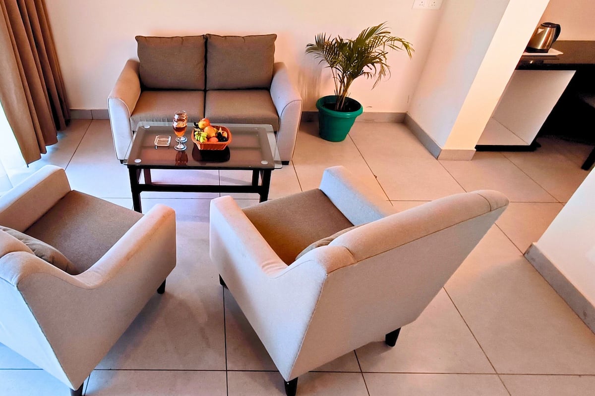 Familie suite, balkon, uitzicht op tuin | Een bureau, een laptopwerkplek, gratis wifi