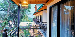Familie suite, balkon, uitzicht op tuin | Terras