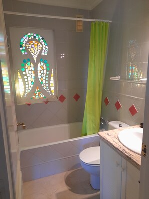 Un bagno con vasca, water e lavabo.
