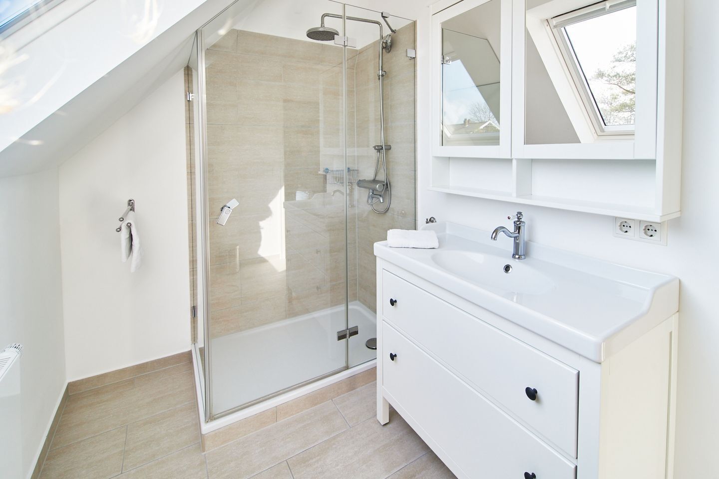 Dusj, hårføner og håndklær