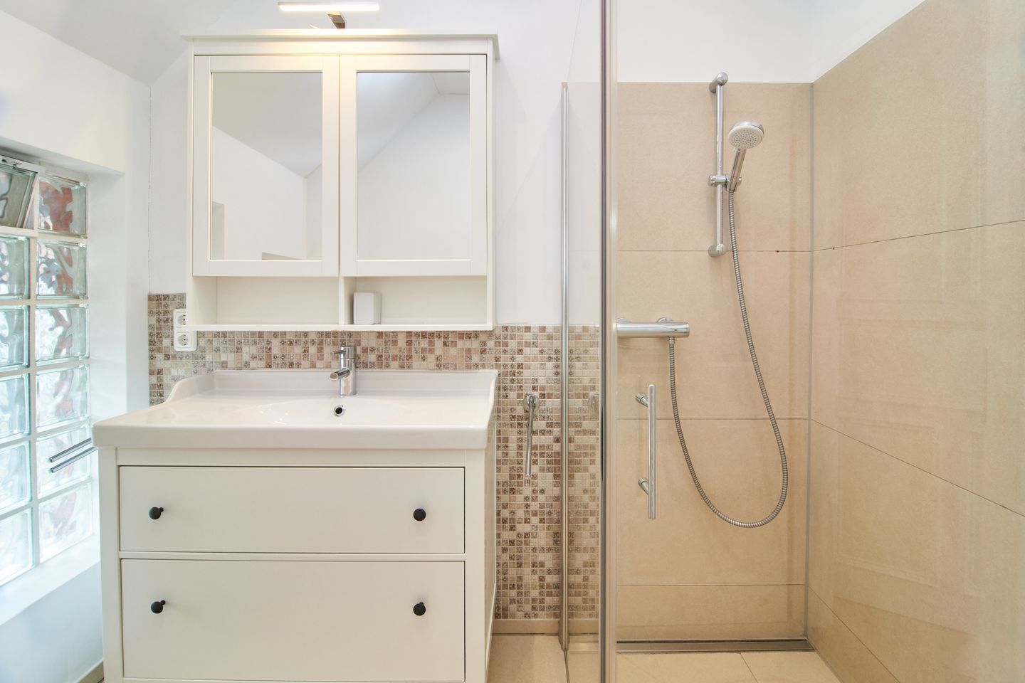 Dusch, hårtork och handdukar