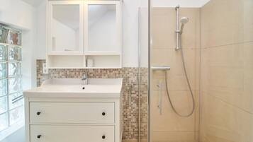 Dusch, hårtork och handdukar