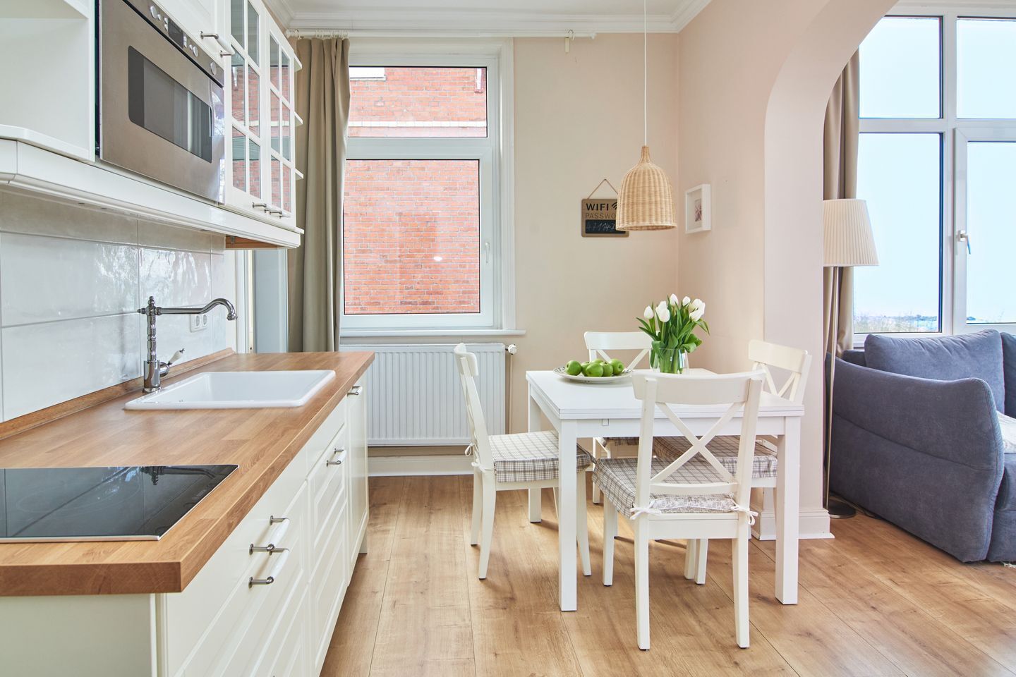 Kühlschrank, Herdplatte, Wasserkocher mit Kaffee-/Teezubehör