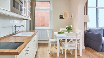 Kühlschrank, Herdplatte, Wasserkocher mit Kaffee-/Teezubehör