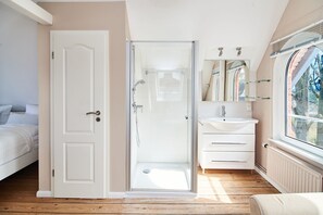 Unclassified image, 4 of 18, button