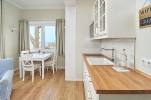 冰箱、炉灶、茶具/咖啡用具、电热水壶
