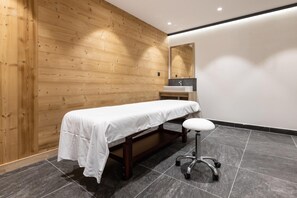 A modern bathroom with a wooden wall, a bench, a sink, and a mirror. - Chalet in Chantemerle with Sunny Ski Slopes (Saint Chaffrey)