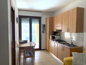 Apartamento clássico, vista para o mar | Cozinha privada | Máquina de café expresso, cafeteira/chaleira, torradeira, especiarias