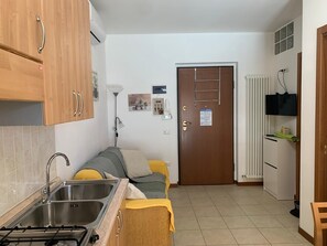 Apartamento clássico, vista para o mar | Área de estar | TV de tela plana 32 polegadas com canais digitais