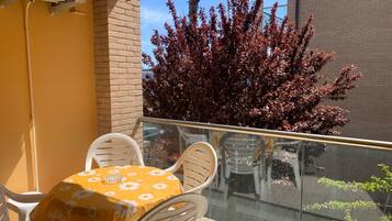 Classic Apartment, Sea View | Teres/patio