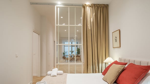 A hotel room with a large bed, a sliding glass door leading to a balcony, and a view of the outdoors. - Flats - Poeta Serrano (Valencia)