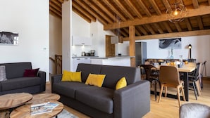 Una sala de estar moderna con un sofá, una mesa de centro y un comedor.