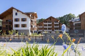 Un chalet moderne aux façades en bois et doté de nombreux balcons, baptisé « Cristal Lodge ».