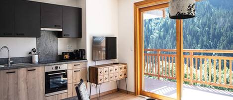 Refrigerador, microondas, horno, placa de cocina