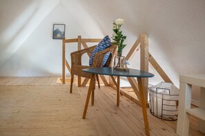 Interior - Guesthouse 'Charming Lütt Hus' with Private Terrace, Shared Garden and Wi-Fi (Damlos)