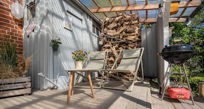 Casa de huéspedes 'Bezauberndes Lütt Hus' con terraza privada, jardín comunitario y Wi-Fi
