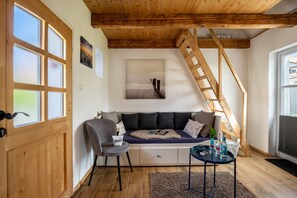 TV - Guesthouse 'Charming Lütt Hus' with Private Terrace, Shared Garden and Wi-Fi (Damlos)