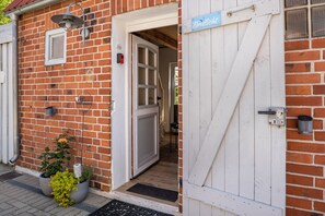 Exterior detail - Guesthouse 'Charming Lütt Hus' with Private Terrace, Shared Garden and Wi-Fi (Damlos)
