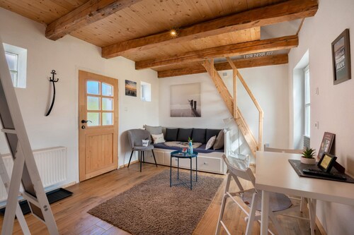 Guesthouse 'Charming Lütt Hus' with Private Terrace, Shared Garden and Wi-Fi