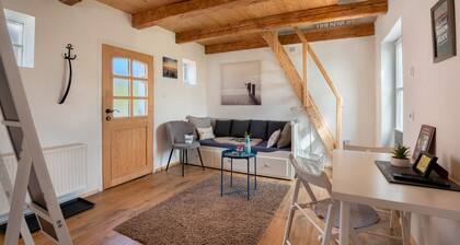 Guesthouse 'Charming Lütt Hus' with Private Terrace, Shared Garden and Wi-Fi