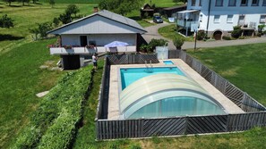 Il s’agit d’une propriété résidentielle dotée d’une piscine, d’une cour clôturée et d’une maison avec balcon.