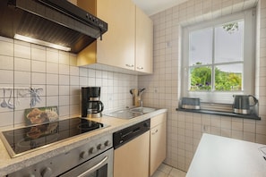 Kylskåp, mikrovågsugn, ugn och spishäll