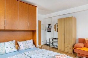 1 bedroom, free WiFi, bed sheets