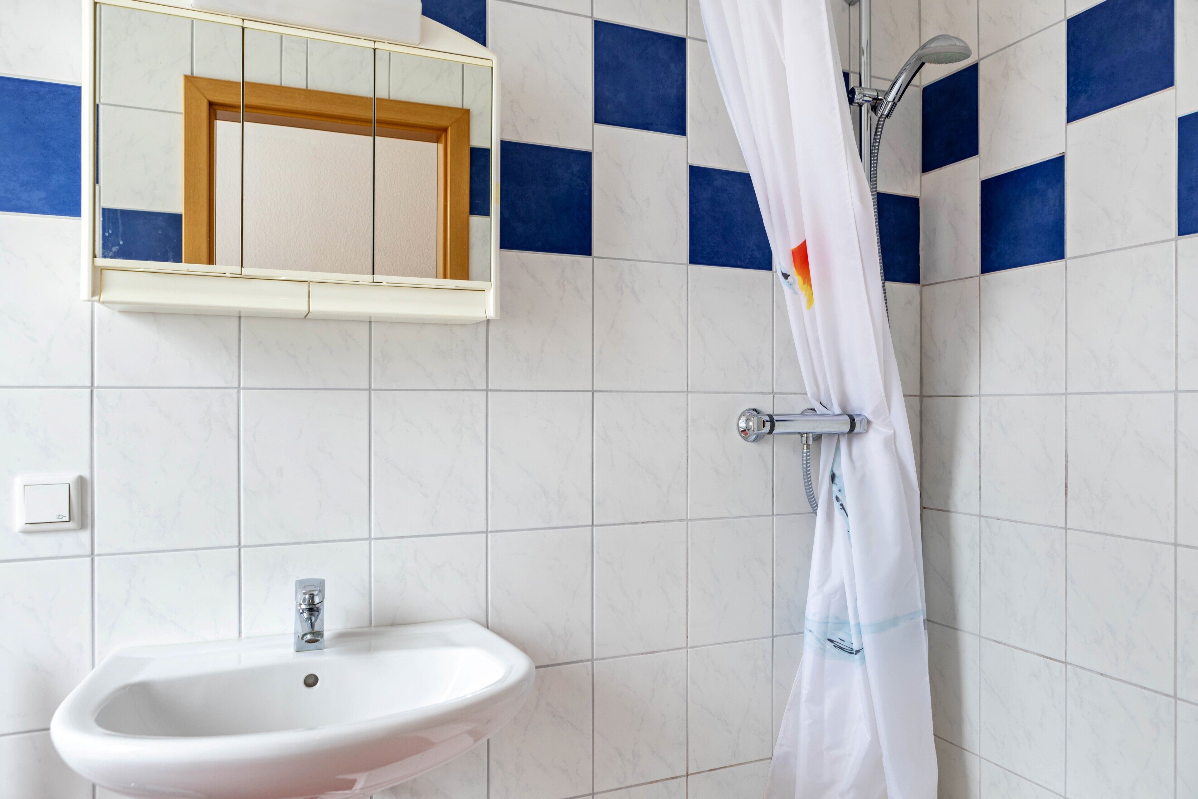 Douche, sèche-cheveux, serviettes fournies