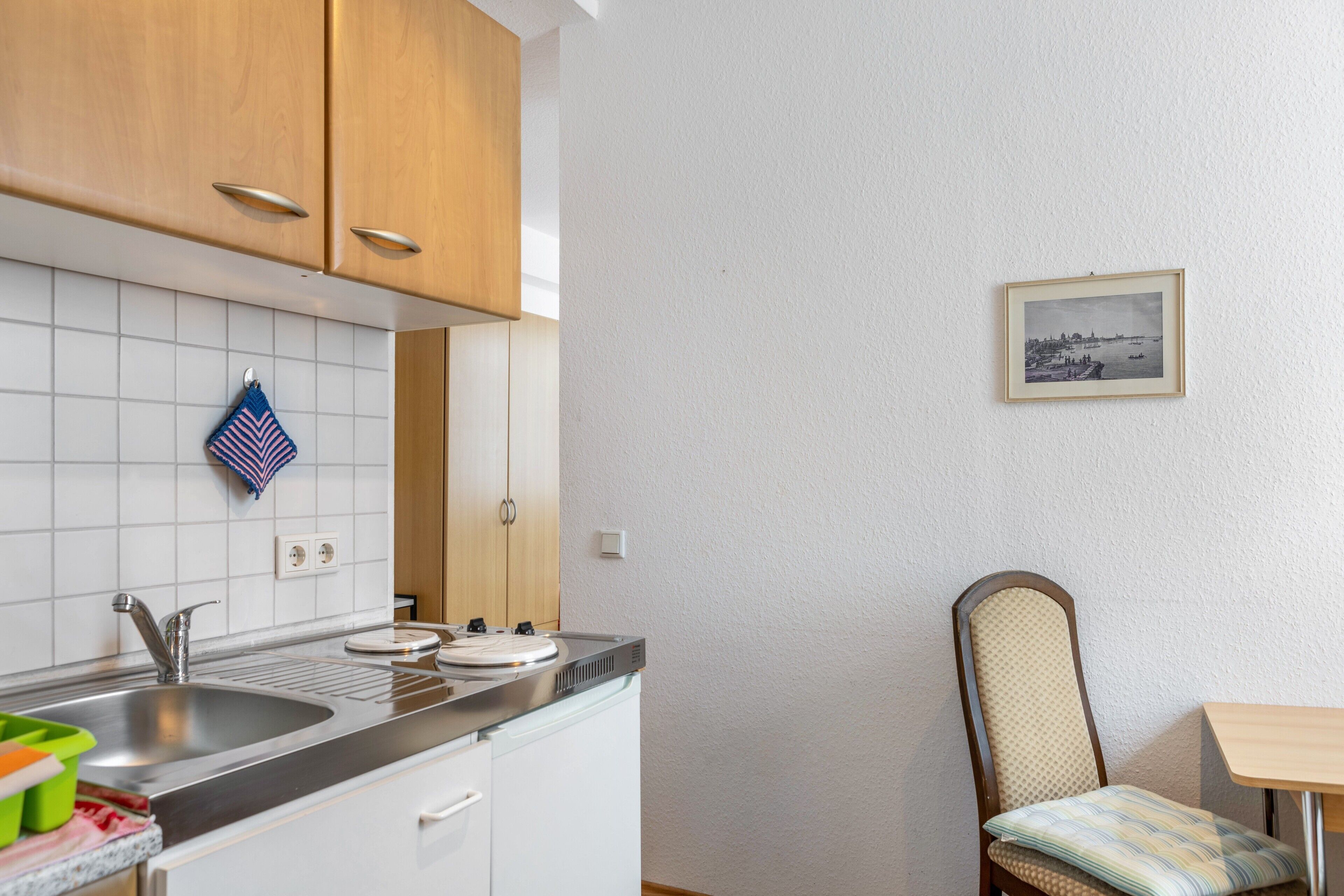 Kühlschrank, Herdplatte, Wasserkocher mit Kaffee-/Teezubehör