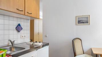 Kühlschrank, Herdplatte, Wasserkocher mit Kaffee-/Teezubehör