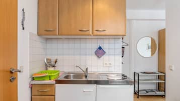 Fridge, stovetop, coffee/tea maker, electric kettle