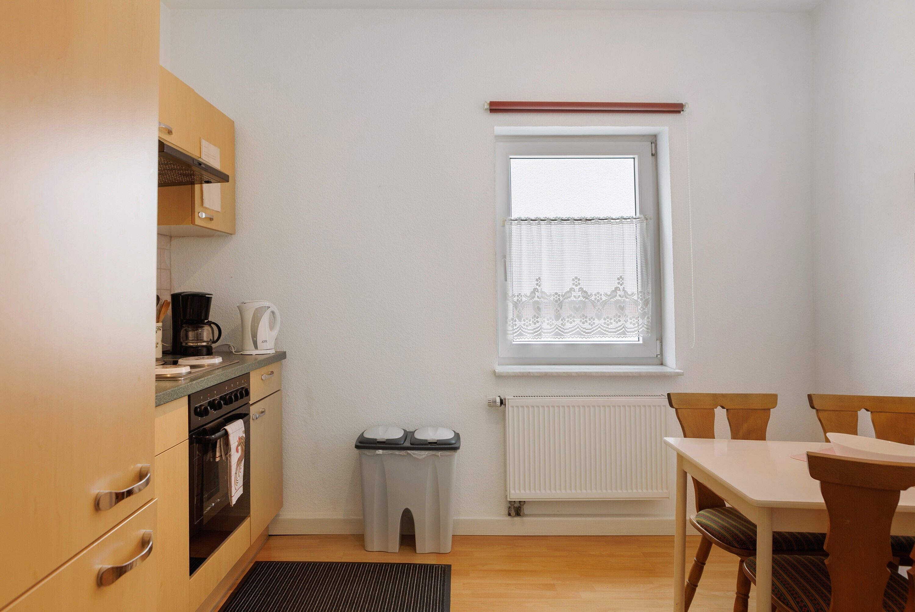 Kühlschrank, Ofen, Herdplatte, Wasserkocher mit Kaffee-/Teezubehör