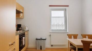 Kühlschrank, Ofen, Herdplatte, Wasserkocher mit Kaffee-/Teezubehör