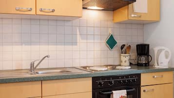 Fridge, oven, stovetop, coffee/tea maker