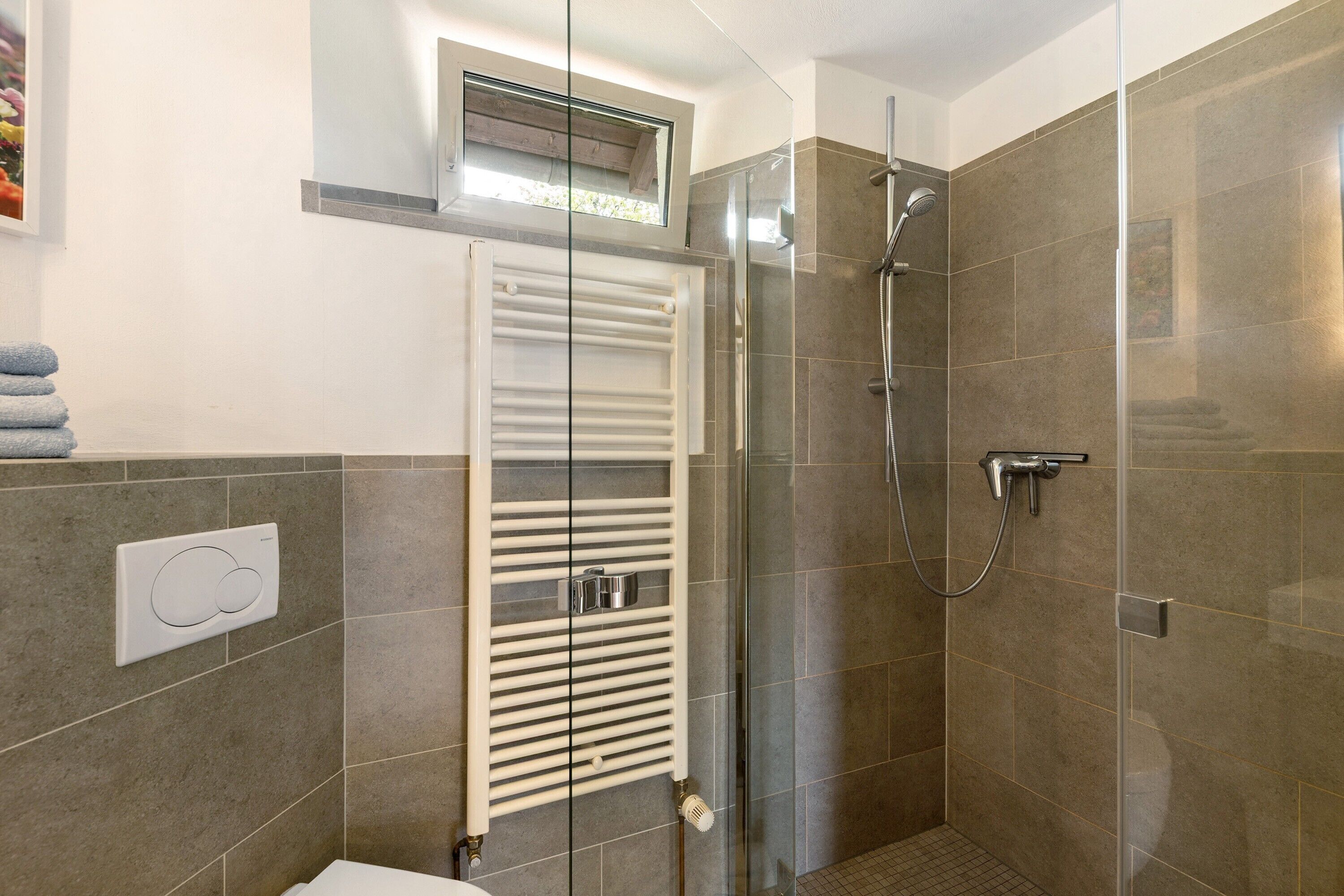Dusche, Haartrockner, Handtücher