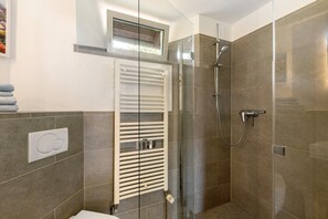 Douche, sèche-cheveux, serviettes fournies