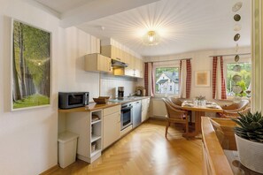 Frigorífic, microones, forn i placa de cuina