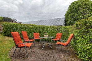 Outdoor dining - Apartment 'Peitz, 50qm' with Terrace, Garden and Wi-Fi (Eslohe (Sauerland))
