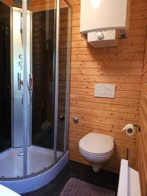 Een douche, een haardroger, handdoeken