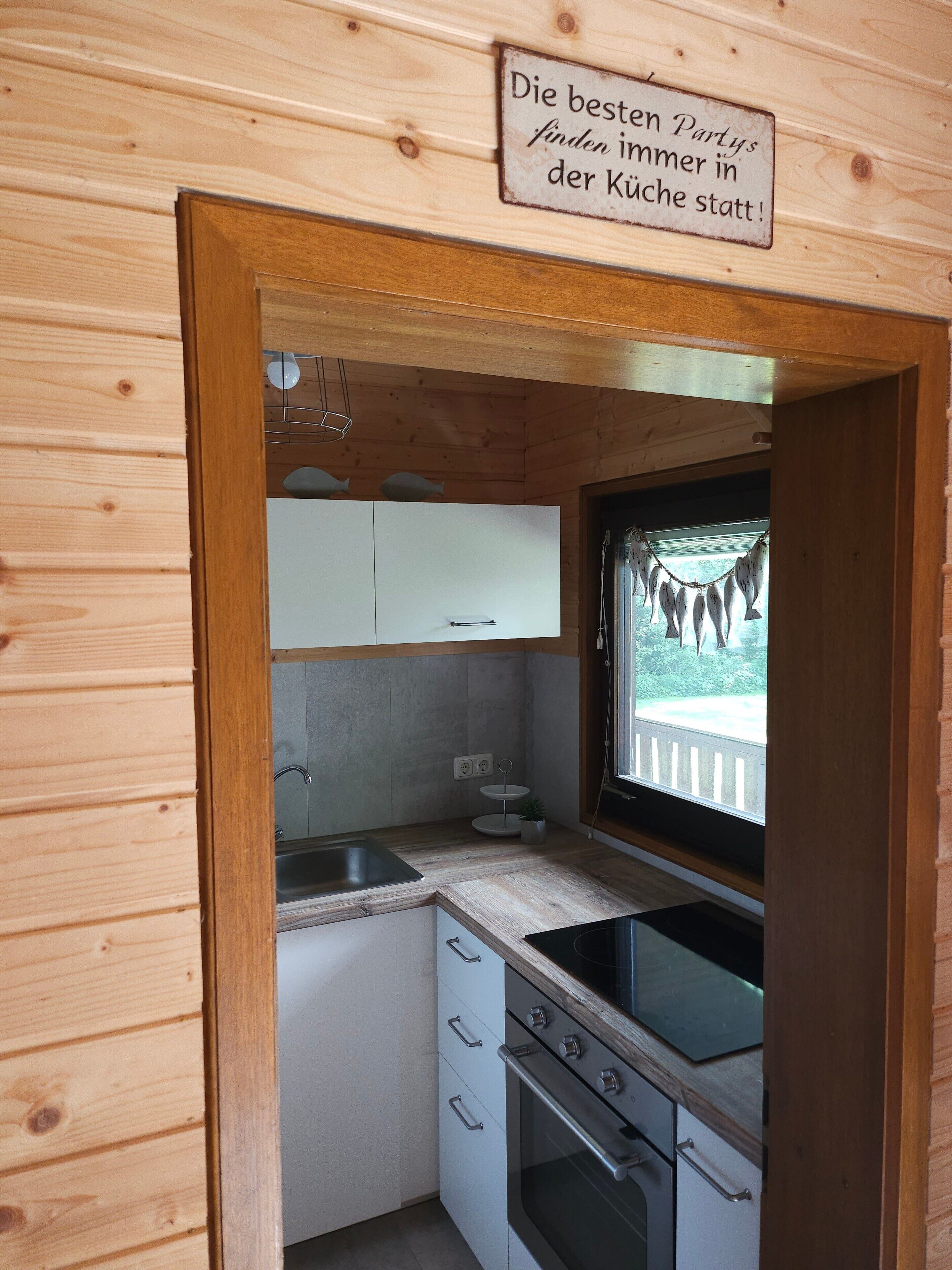 Een koelkast, een oven, een kookplaat, een koffiezetapparaat/waterkoker