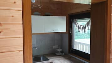 Een koelkast, een oven, een kookplaat, een koffiezetapparaat/waterkoker